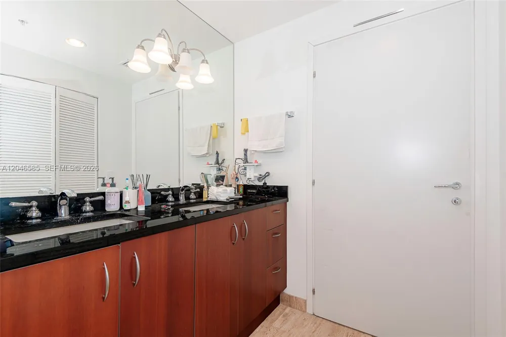 300 S Biscayne Blvd #T-2612 Miami, FL 33131