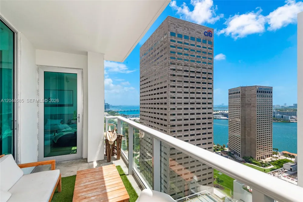 300 S Biscayne Blvd #T-2612 Miami, FL 33131