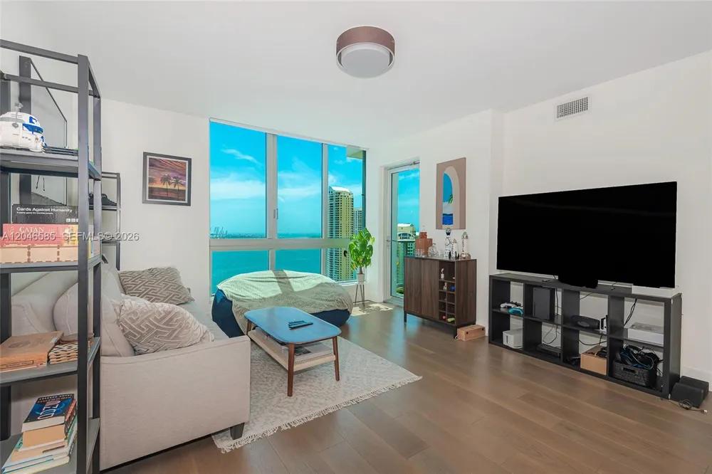 300 S Biscayne Blvd #T-2612 Miami, FL 33131