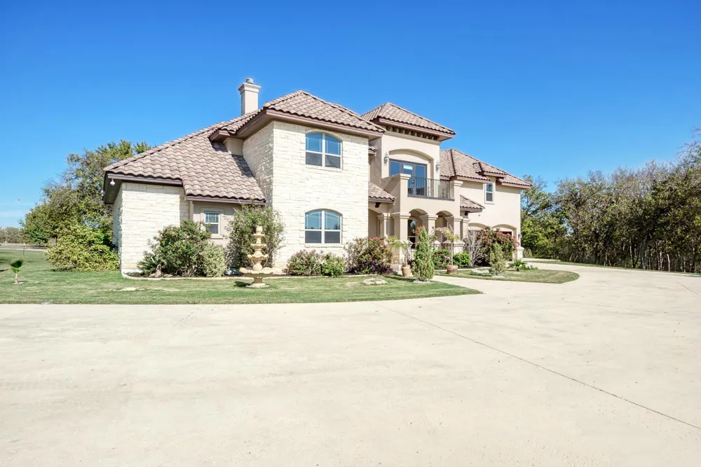 104 Spring Valley Street Hutto, TX 78634