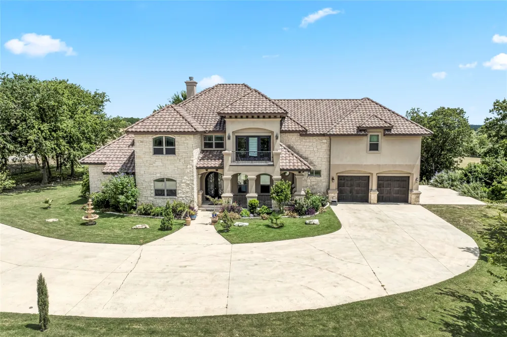 104 Spring Valley Street Hutto, TX 78634