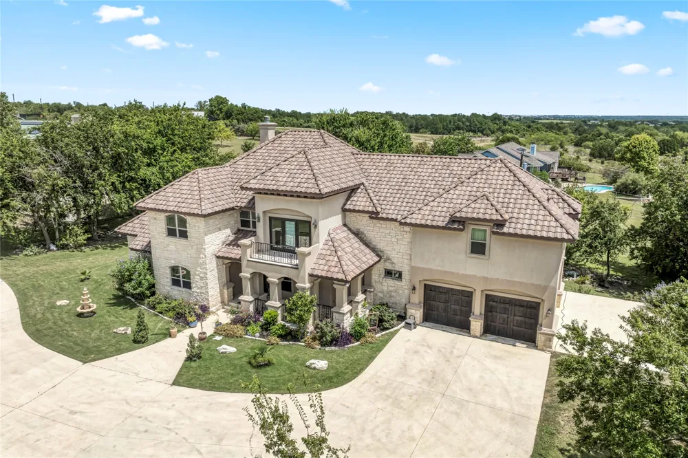 104 Spring Valley Street Hutto, TX 78634