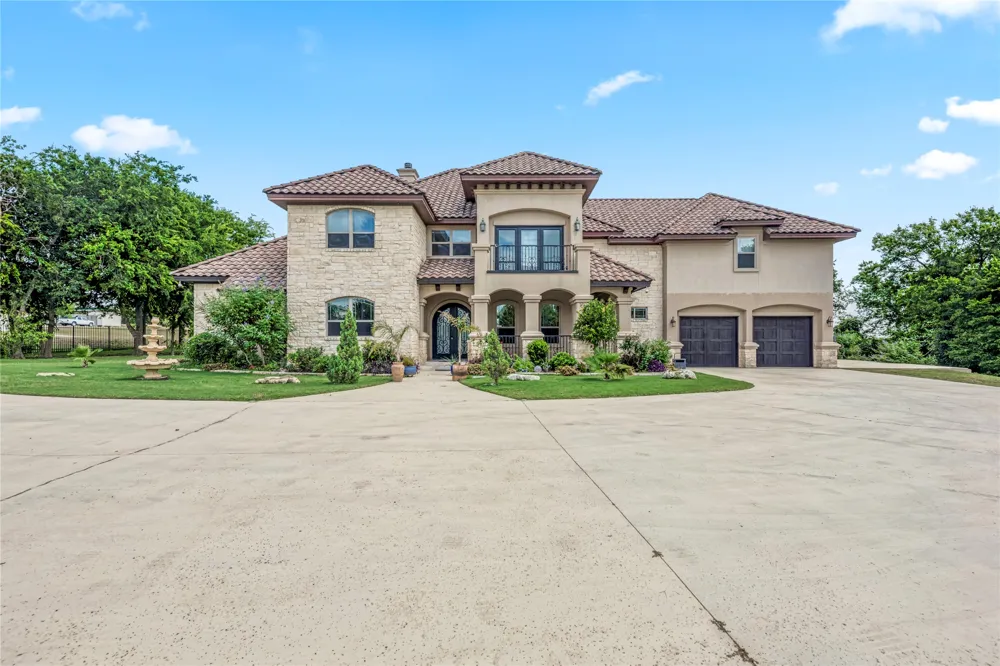 104 Spring Valley Street Hutto, TX 78634