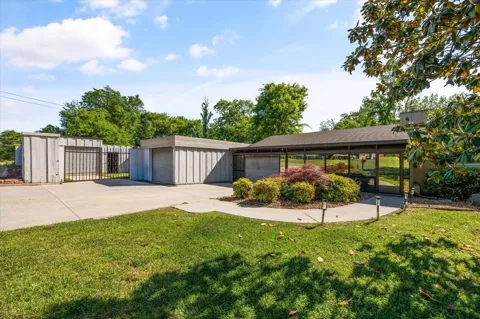 565 Hillcrest Circle