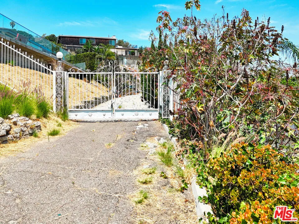 5957 Wrightcrest Drive Culver City, CA 90232