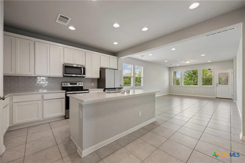 101 S Quiet Man Drive Jarrell, TX 76537