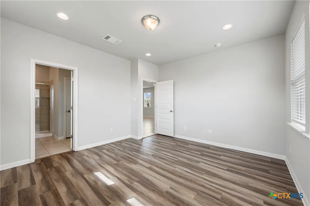 101 S Quiet Man Drive Jarrell, TX 76537