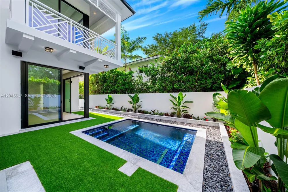 2712 S Le Jeune Rd Coral Gables, FL 33134