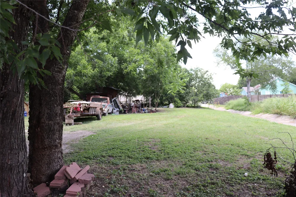 801 Tank Street Lockhart, TX 78644