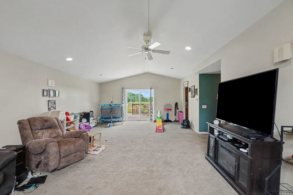 678 Apache Drive Fremont, MI 49412
