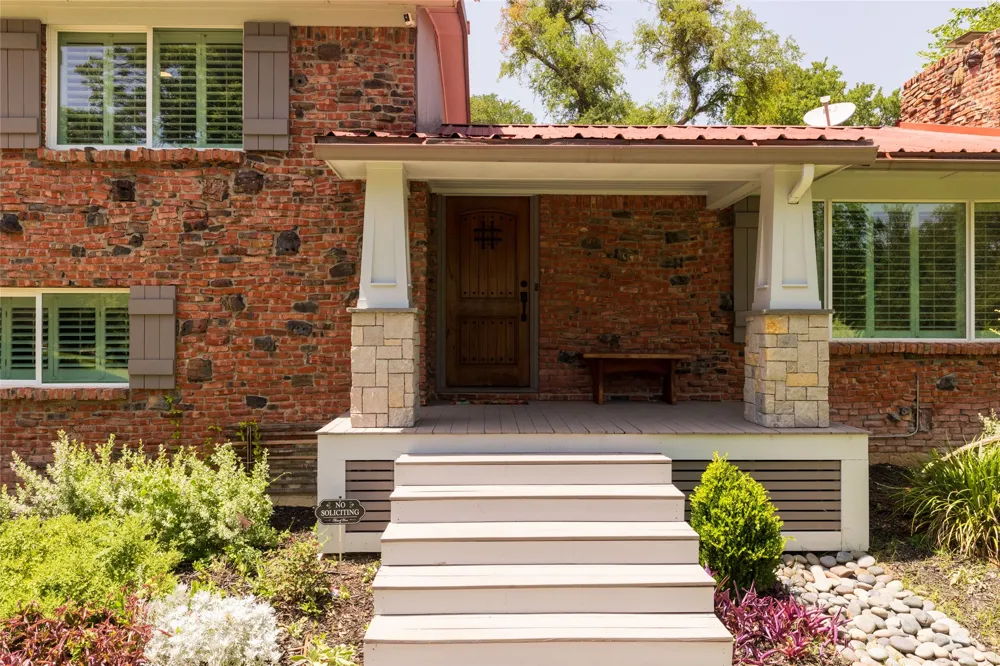 211 Crest Ridge Circle Lakeside, TX 76108