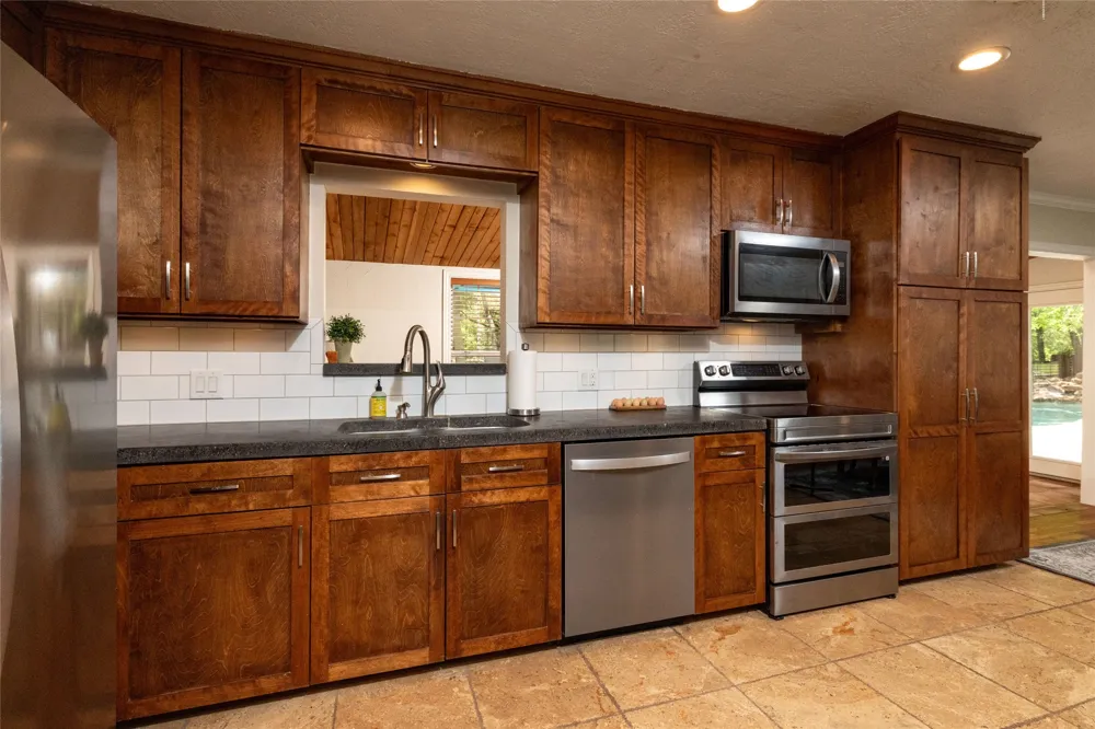 211 Crest Ridge Circle Lakeside, TX 76108