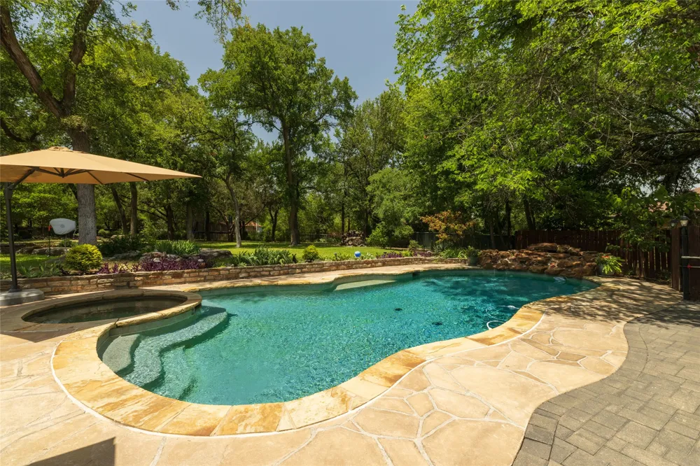 211 Crest Ridge Circle Lakeside, TX 76108