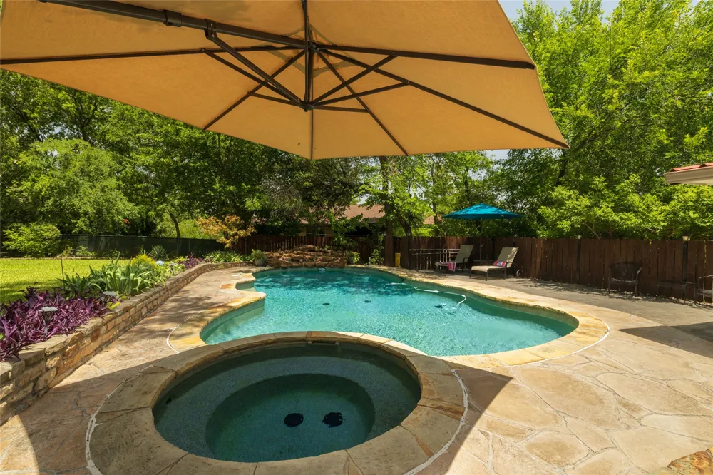 211 Crest Ridge Circle Lakeside, TX 76108