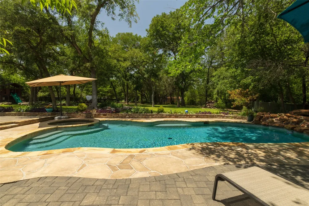 211 Crest Ridge Circle Lakeside, TX 76108