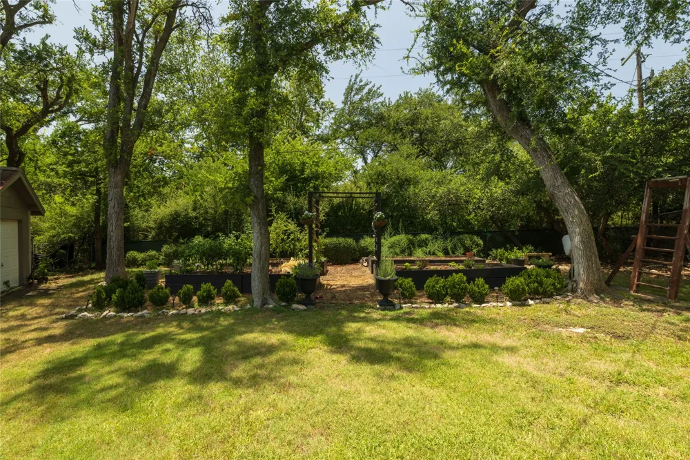 211 Crest Ridge Circle Lakeside, TX 76108