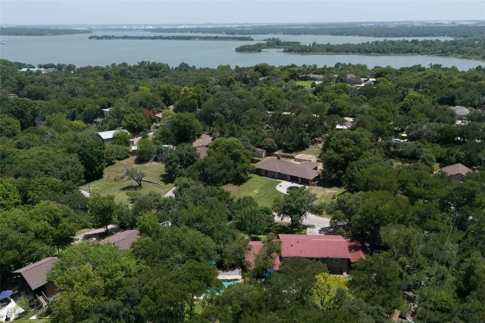 211 Crest Ridge Circle Lakeside, TX 76108