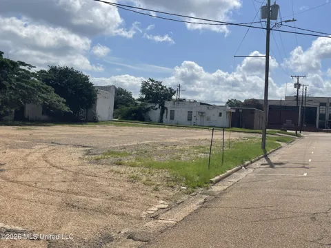 E Chickasaw Street