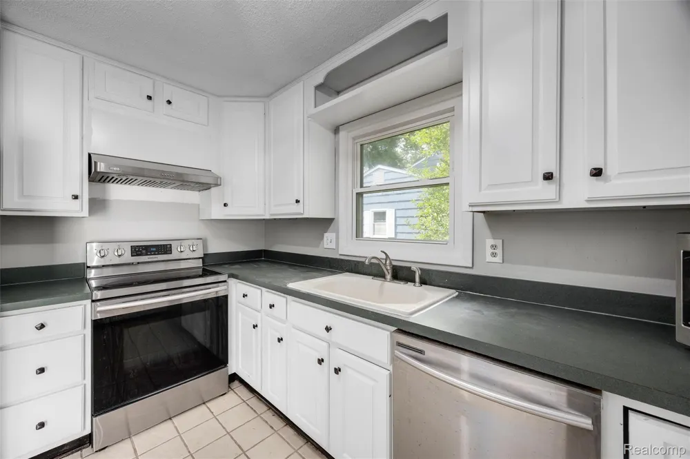 4942 Butler Drive Troy City, MI 48085