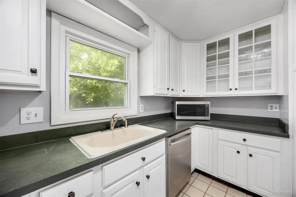 4942 Butler Drive Troy City, MI 48085