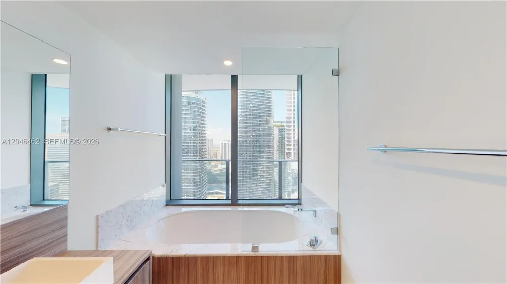1000 Brickell Plaza #3915 Miami, FL 33131