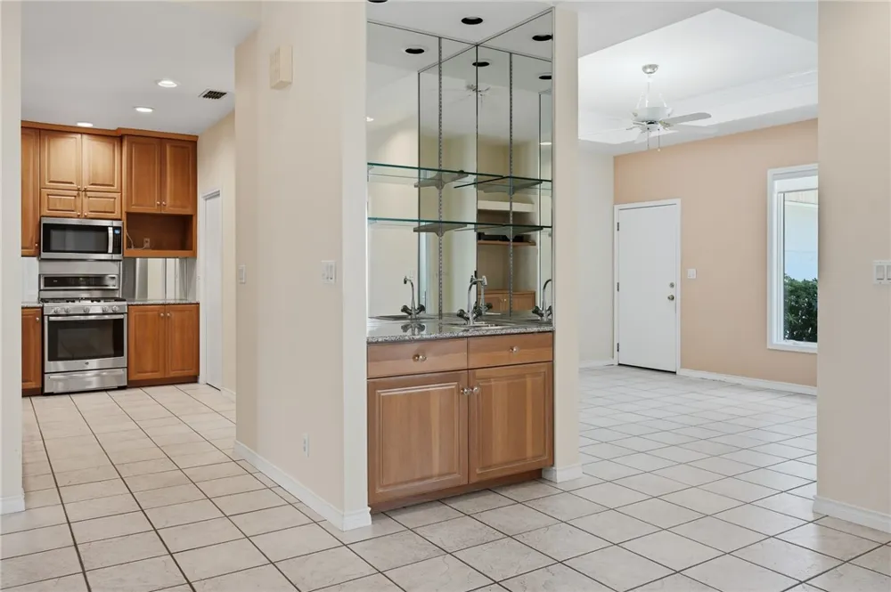 2513 Turkey Neck Cir Rockport, TX 78382
