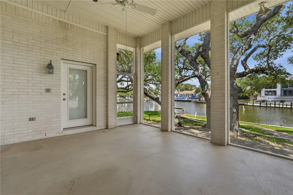 2513 Turkey Neck Cir Rockport, TX 78382