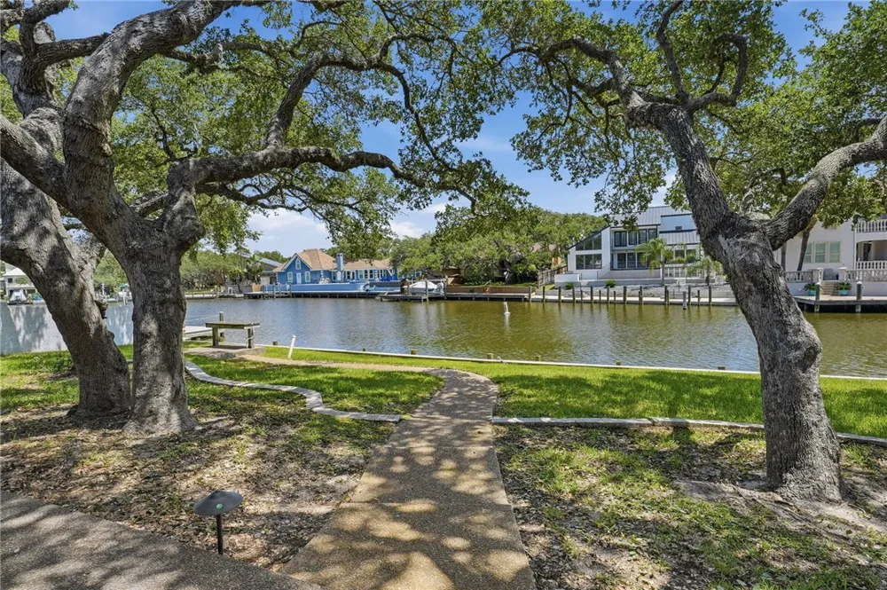 2513 Turkey Neck Cir Rockport, TX 78382