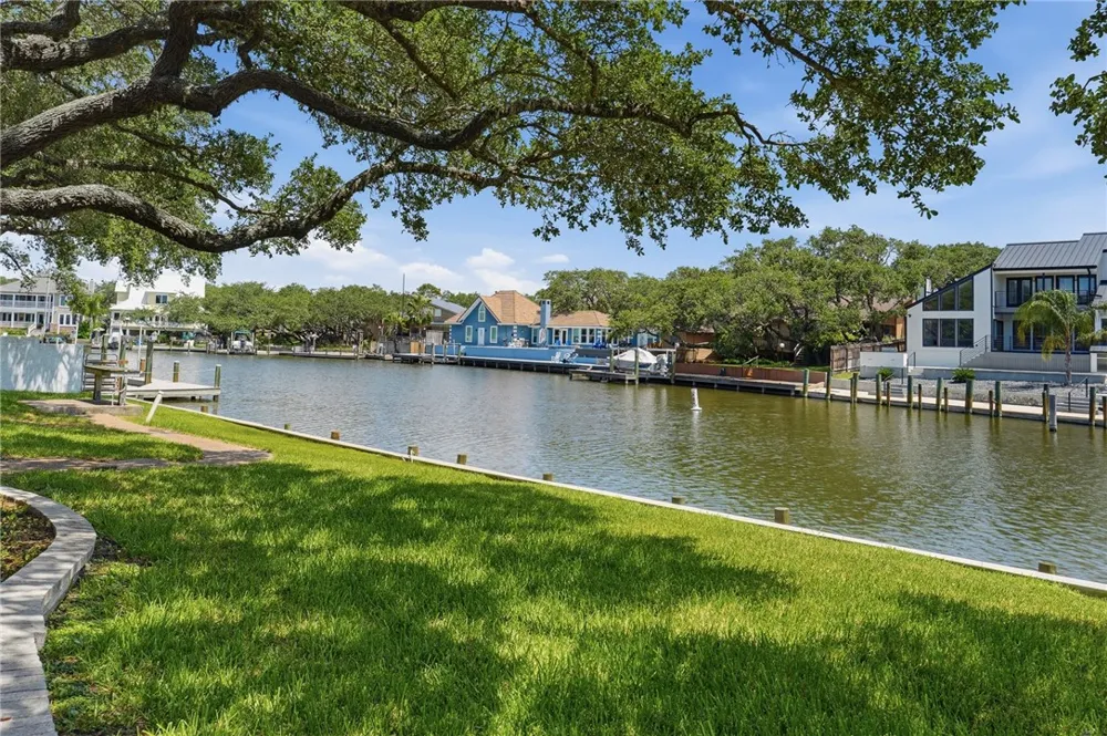 2513 Turkey Neck Cir Rockport, TX 78382
