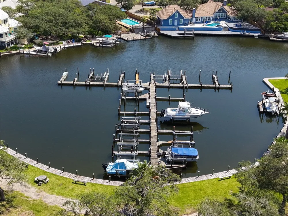 2513 Turkey Neck Cir Rockport, TX 78382