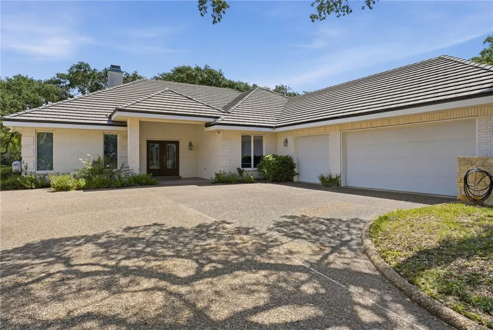 2513 Turkey Neck Cir Rockport, TX 78382