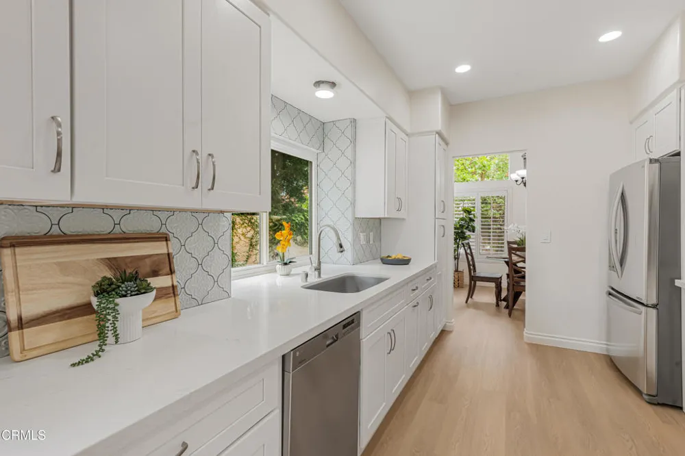 146 Symphony Lane Oak Park, CA 91377