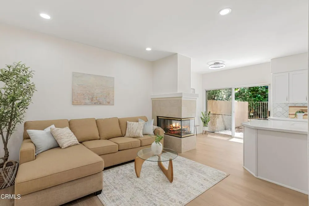 146 Symphony Lane Oak Park, CA 91377