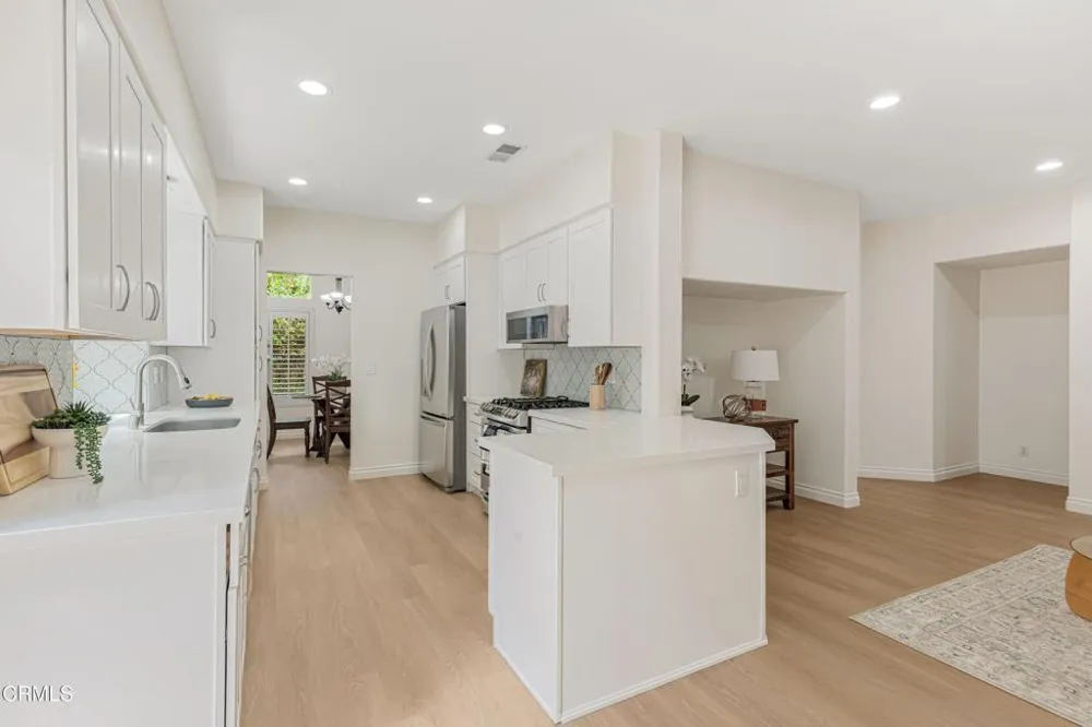 146 Symphony Lane Oak Park, CA 91377