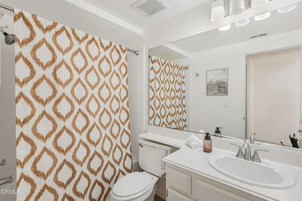 146 Symphony Lane Oak Park, CA 91377