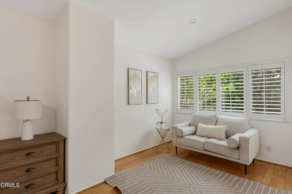 146 Symphony Lane Oak Park, CA 91377