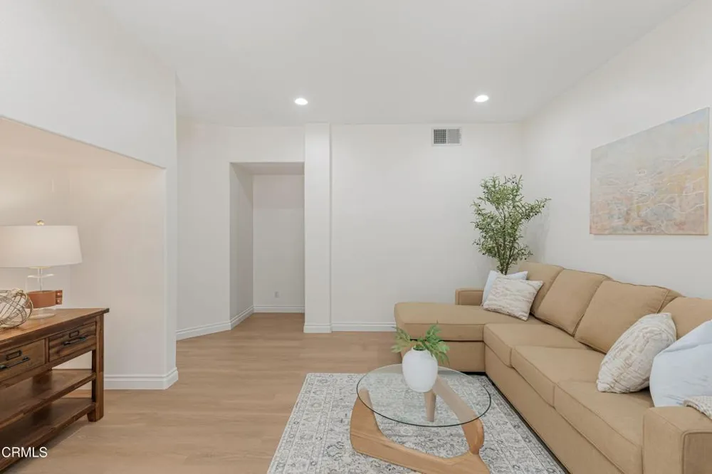 146 Symphony Lane Oak Park, CA 91377
