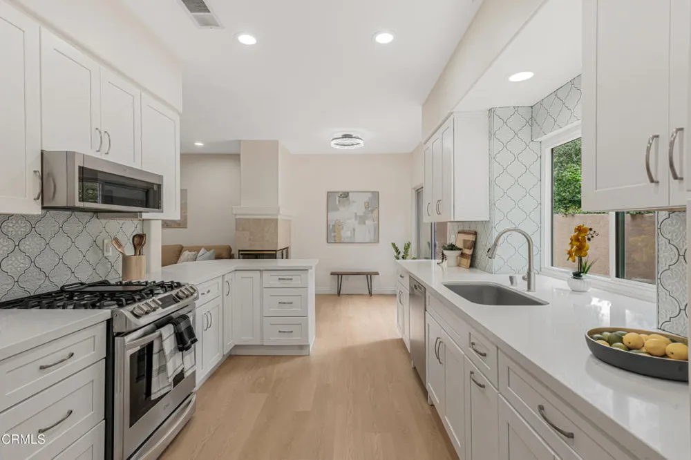 146 Symphony Lane Oak Park, CA 91377