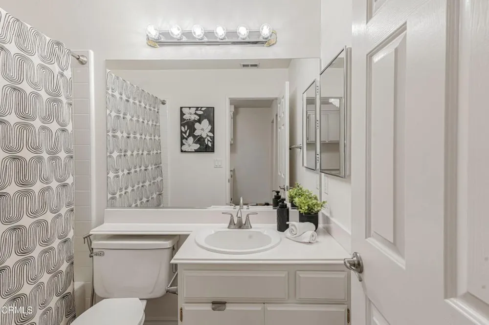 146 Symphony Lane Oak Park, CA 91377
