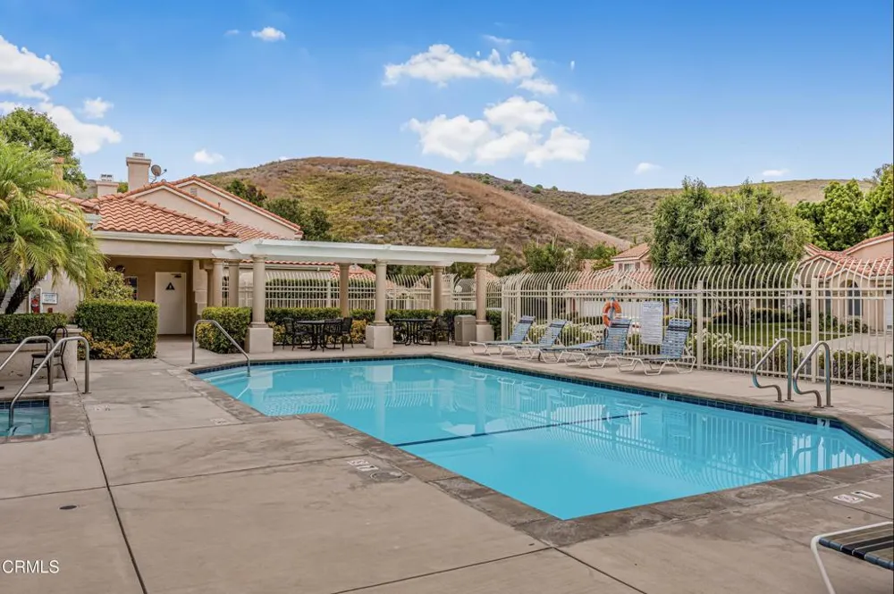 146 Symphony Lane Oak Park, CA 91377