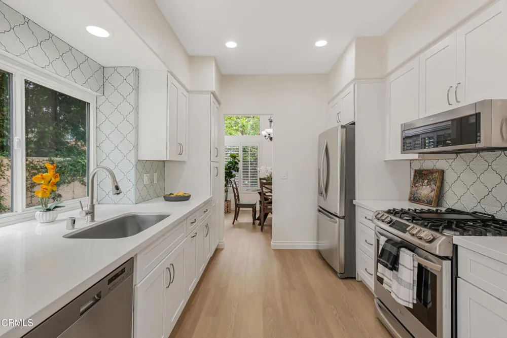 146 Symphony Lane Oak Park, CA 91377