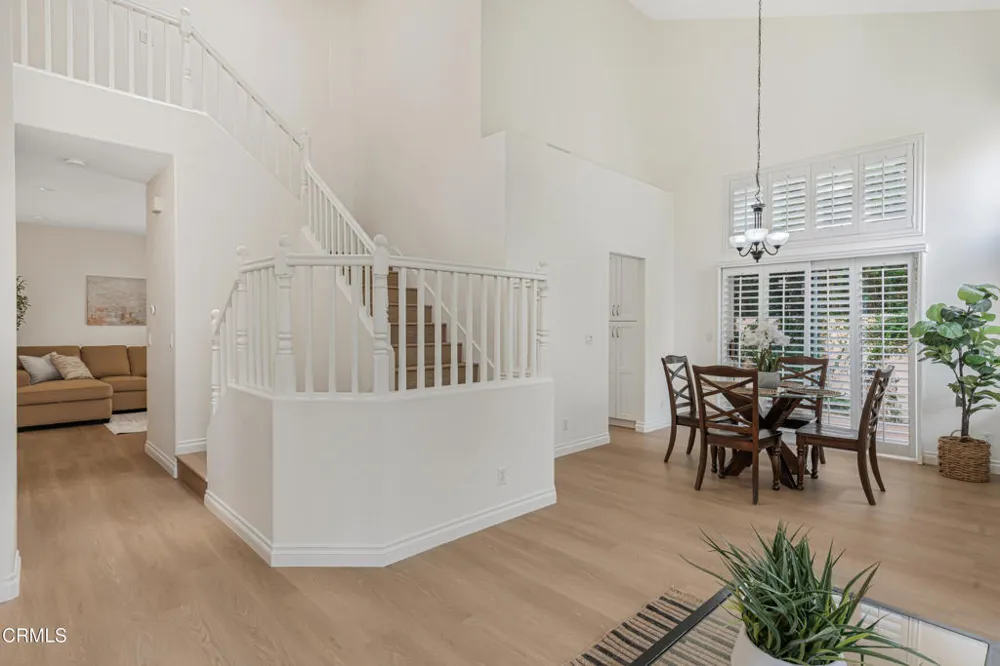 146 Symphony Lane Oak Park, CA 91377