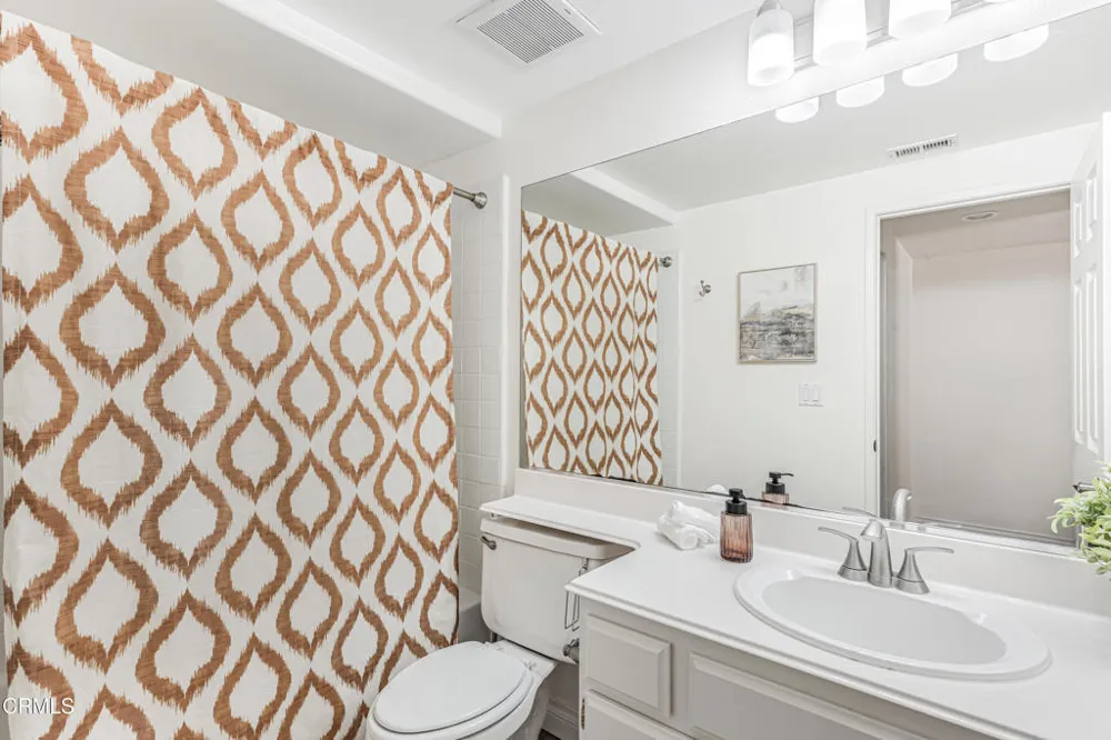 146 Symphony Lane Oak Park, CA 91377