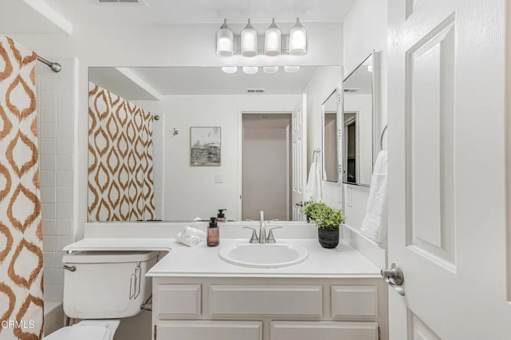146 Symphony Lane Oak Park, CA 91377