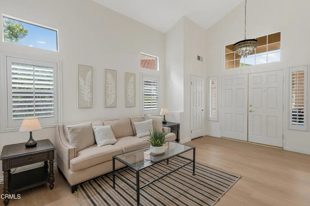 146 Symphony Lane Oak Park, CA 91377
