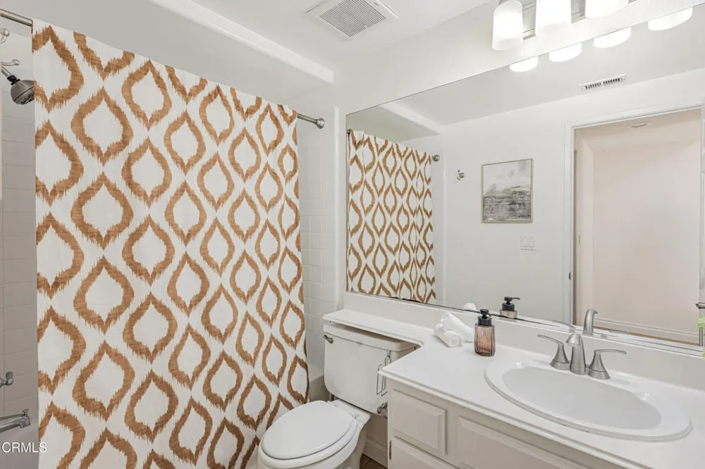 146 Symphony Lane Oak Park, CA 91377