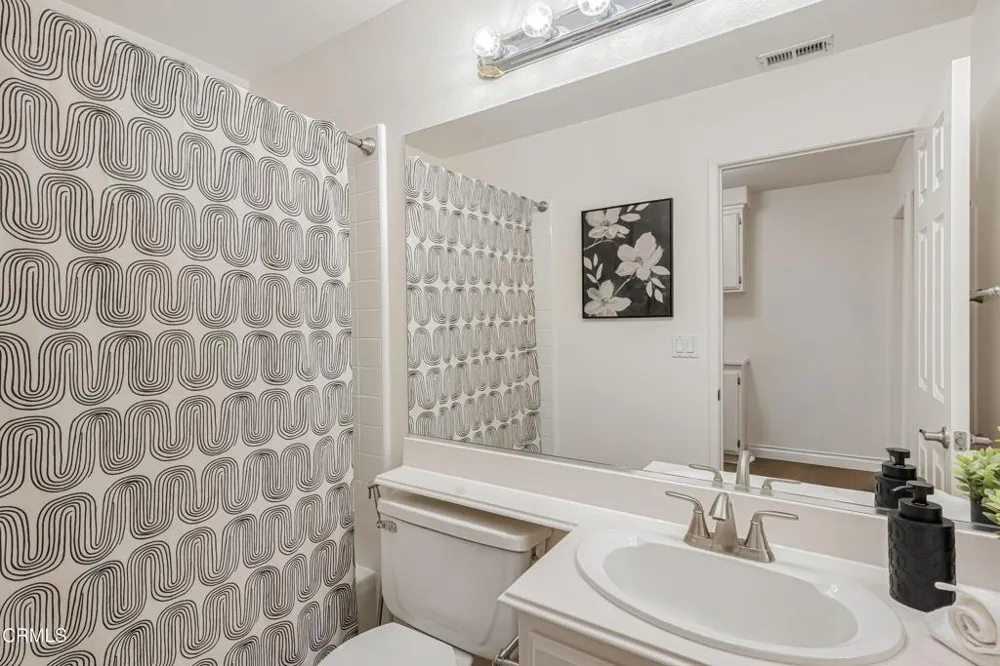146 Symphony Lane Oak Park, CA 91377