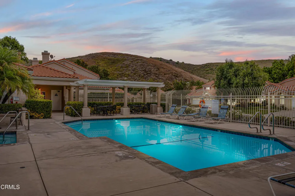 146 Symphony Lane Oak Park, CA 91377