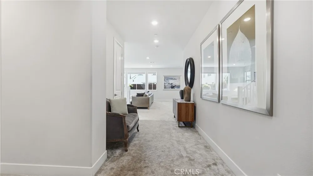 9794 Skylar Fountain Valley, CA 92708