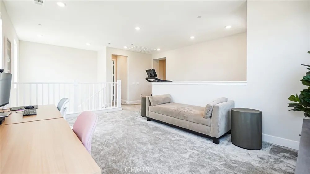 9794 Skylar Fountain Valley, CA 92708